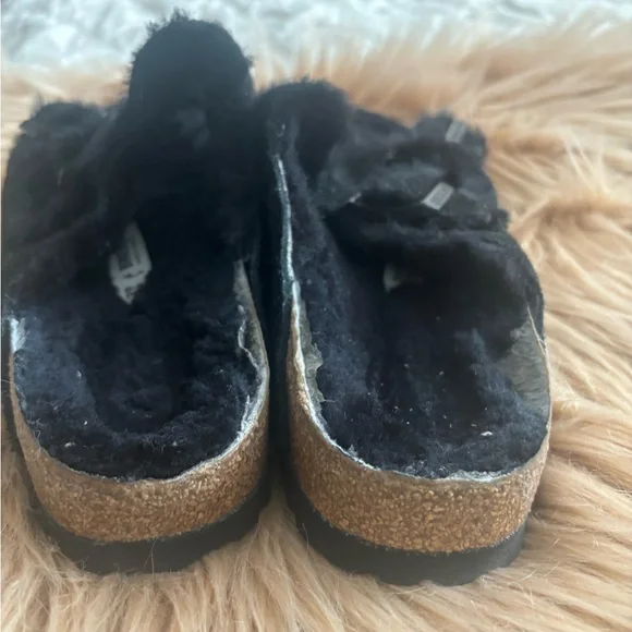 BLACK SUEDE BIRKENSTOCK SHEARLING SANDALS. - Picture 4 of 6